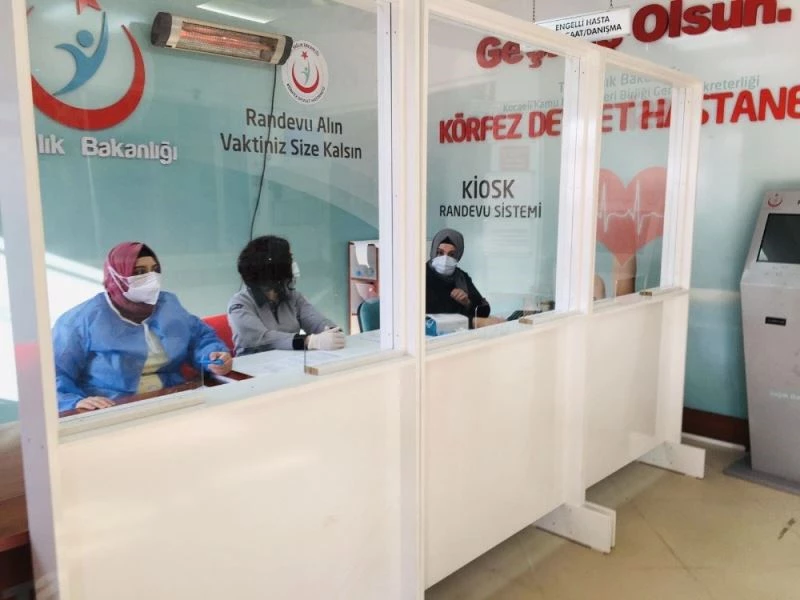 Körfez Belediyesi, sağlık çalışanları için paravan yaptı
