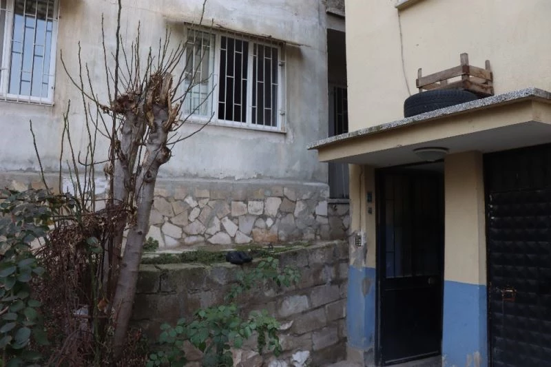 Kapısını kırarak girdiği daireden husumetlisine pusu kurdu
