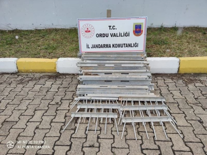 Ordu’da elektrik direklerinden demir çalan 2 kişi yakalandı
