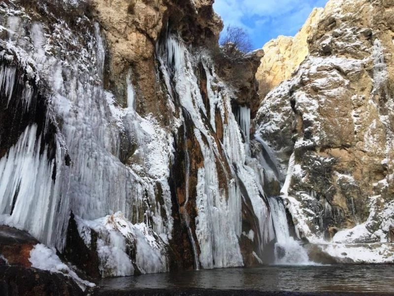 Günpınar Şelalesi dondu
