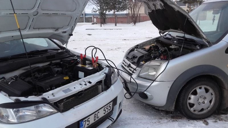 Göle’de dondurucu soğuklar nedeniyle araçlar çalışmadı
