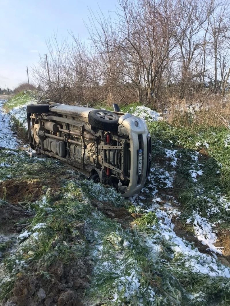 Buzda kayan araç şarampole devrildi

