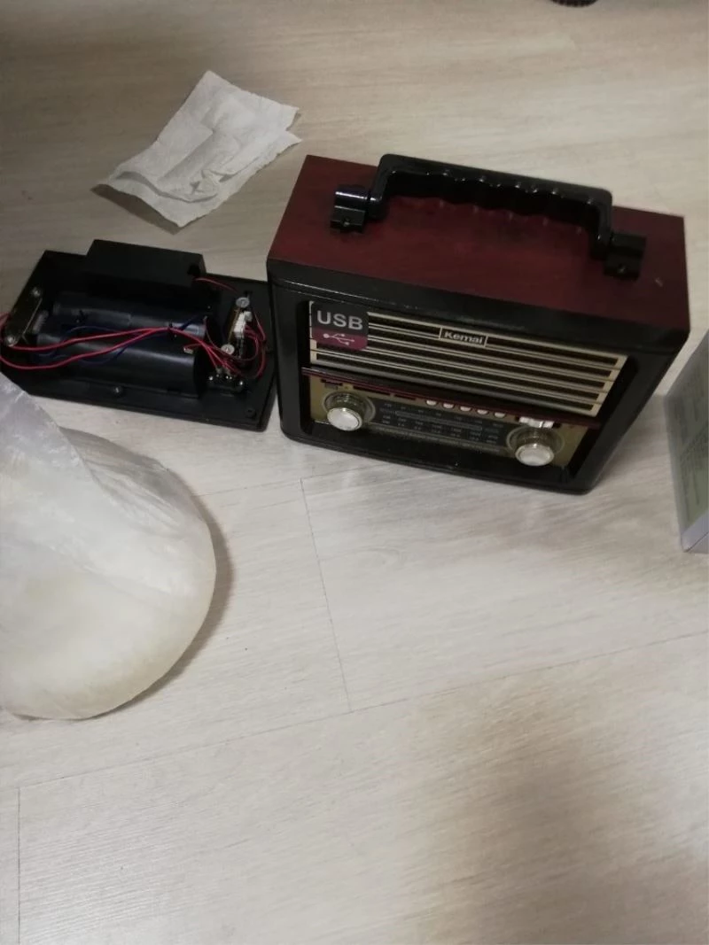 Kargoyla gelen radyonun içerisinden 1 kilo uyuşturucu çıktı
