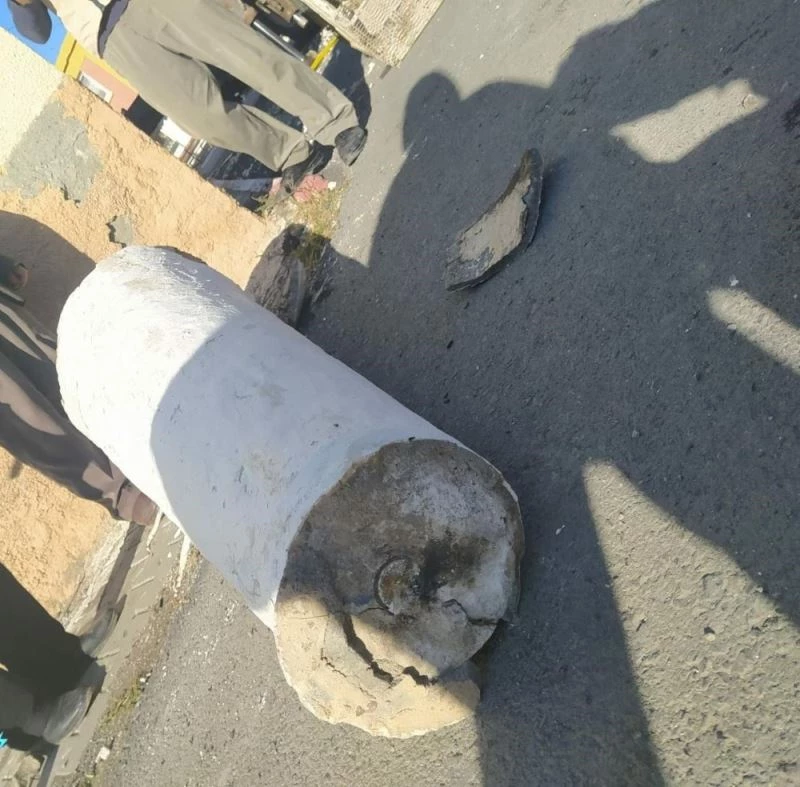 Yıldırım düşen minarenin alemi koptu
