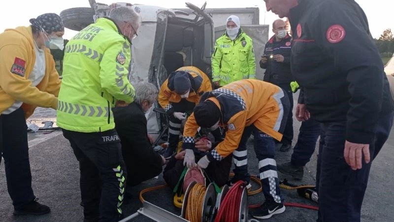 Kamyonet emniyet şeridindeki minibüse çarptı: 3 yaralı
