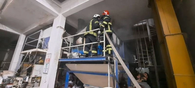 İtfaiyenin zamanında müdahalesi fabrikayı yanmaktan kurtardı
