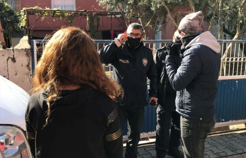 Tencere satma bahanesiyle kandırdıkları kadının küpe ve parasını çaldıkları iddiası