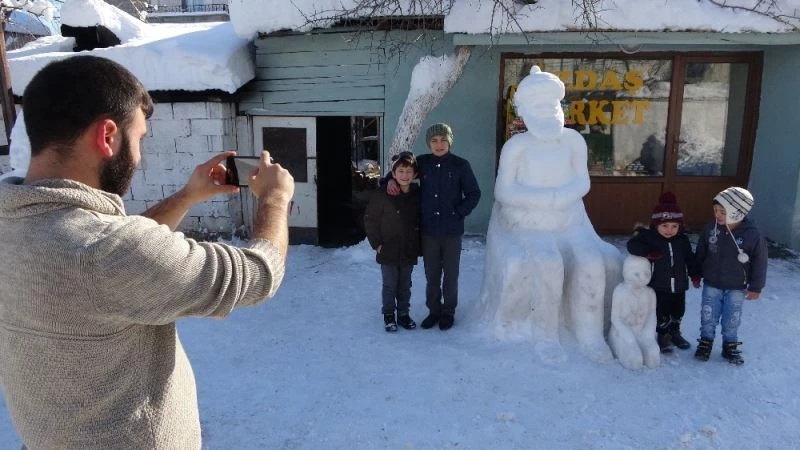 Nasreddin Hoca bu kez kardan figürüyle çocukların yüzünü güldürdü
