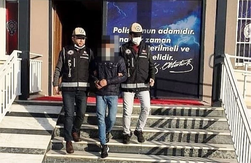 Eve girdi, ne bulduysa çaldı
