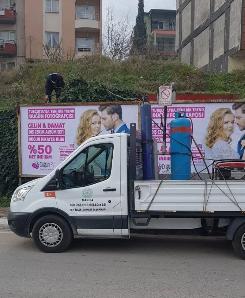 Turgutlu’da kaçak reklam panoları toplatıldı
