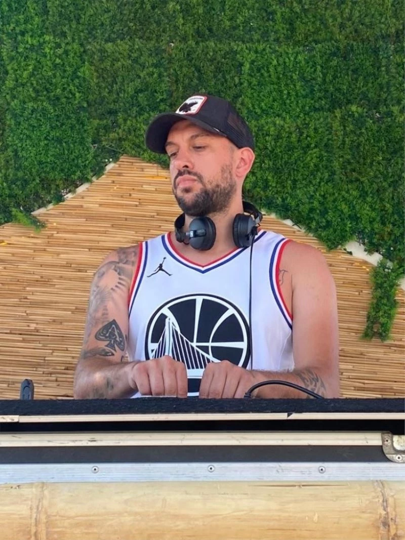 Eski futbolcu, yeni DJ Anıl Canbıçakoğlu, özel partilerin aranan ismi oldu
