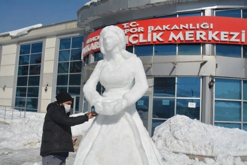 Hakkarili gençlerden kardan ‘Surme Hanım’ heykeli
