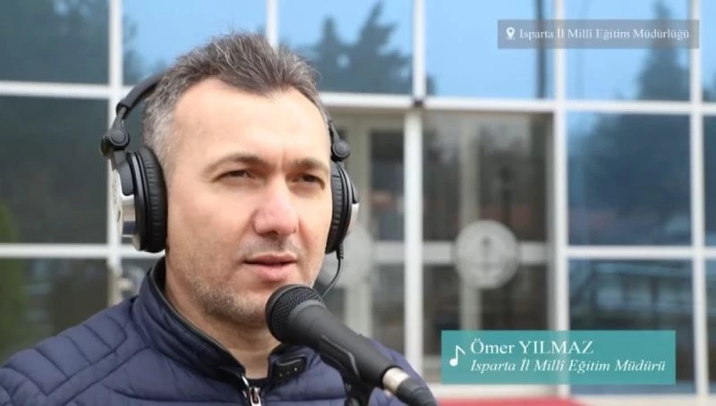 Isparta’da İl Milli Eğitim Müdürü otizme dikkat çekmek için kamera karşısına geçip, şarkı söyledi
