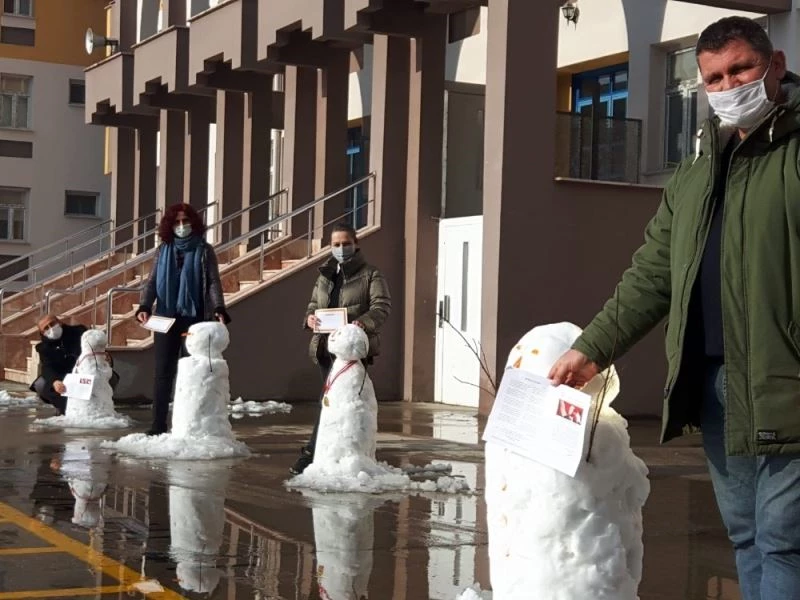 Öğrenciler olmayınca öğretmenler kardan adamlara karne verdi
