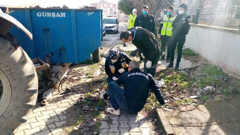 Belediye görevlisinin talihsiz anı: Traktöre takmak istediği römork demiri ayağına düştü

