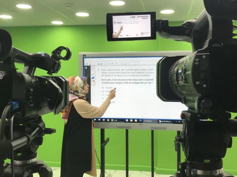 30 gönüllü öğretmen öğrencilerin eğitimine katkı sunmak için kamera karşısına geçti
