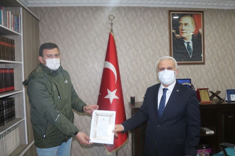Hayırsever vatandaş arsasını Türkiye Diyanet Vakfı’na bağışladı
