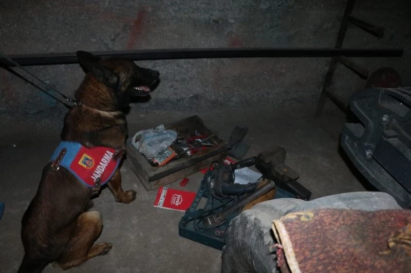 Evini silah atölyesine çevirmiş
