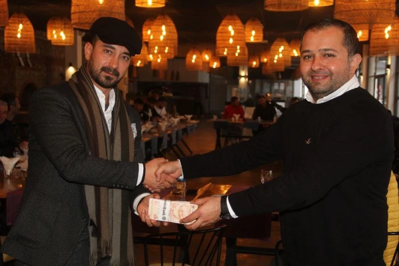 İş adamı Konakçı, söz verdiği 100 bin TL yardımın 20 bin TL’sini Fethiyespor’a verdi
