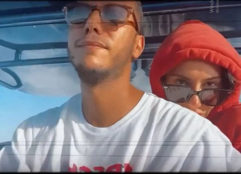 Şeyma Subaşı milyarder sevgilisi ile sarmaş dolaş sürat teknesi kullandı
