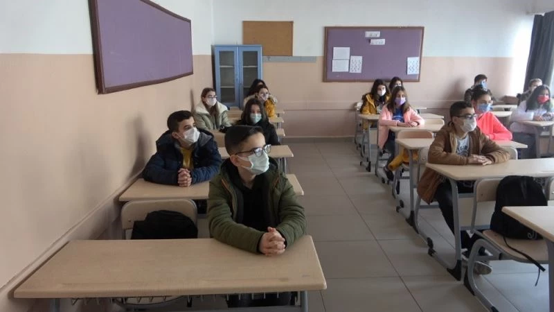 8. ve 12. sınıflar için isteğe bağlı yüz yüze eğitim başladı
