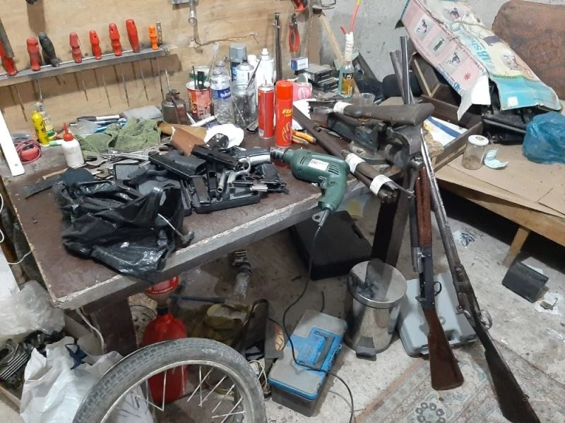 Kurusıkı tabancaların namlusunu açıp ticaretini yapan şahsa jandarma darbesi
