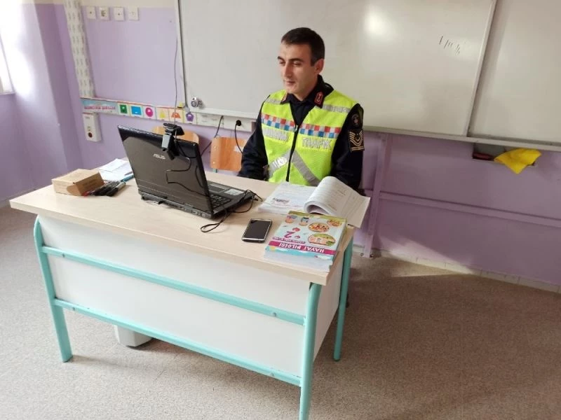 Bursa’da jandarma trafik timleri bin 336 öğrenciye uzaktan eğitim sistemi ile bilgilendirmede bulundu
