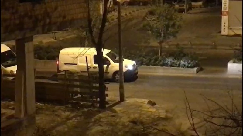 Kısıtlamada caddenin ortasında durdu, son ses müzik açarak dinledi
