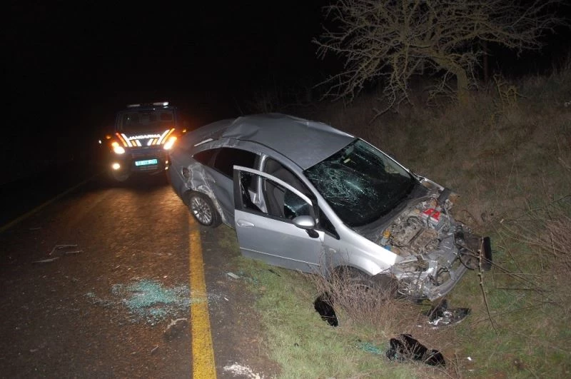 Kazada hurdaya dönen aracın başında kimse olmayınca jandarma çevrede arama yaptı
