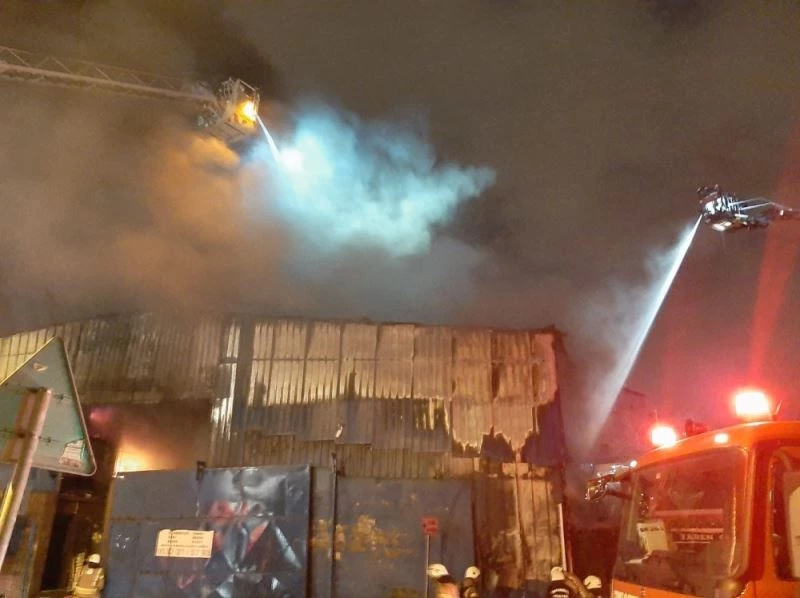 Maltepe’de hurdalık alanda yangın çıktı
