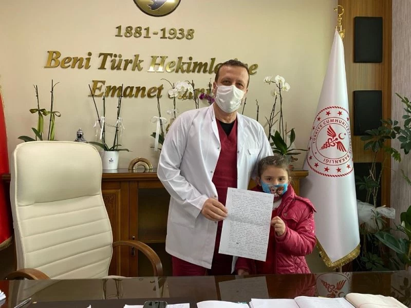 Minik yüreğinden geçenleri sağlık çalışanları için yazdı
