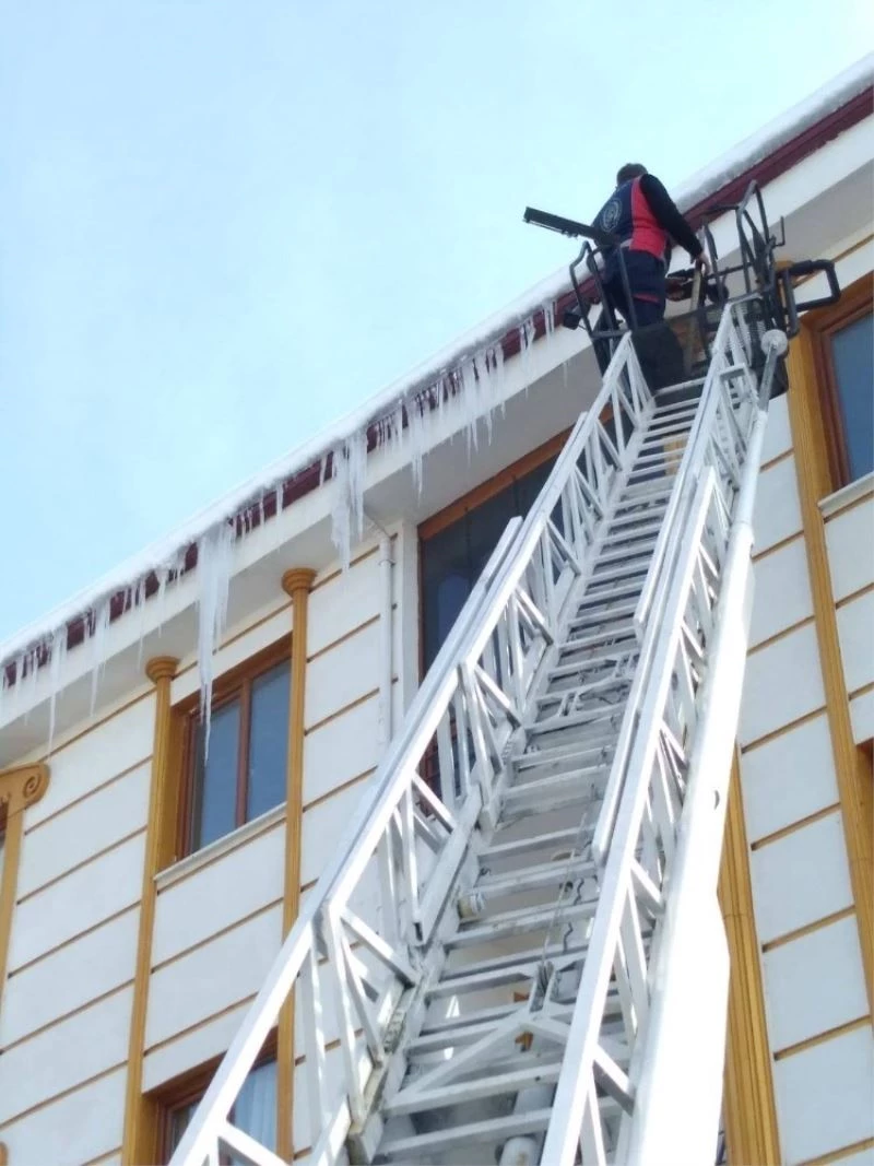 İtfaiyeden sarkıt buz seferberliği
