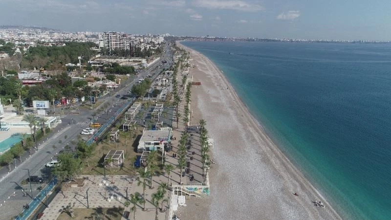 Kısıtlamalar sebebiyle berraklaşan Konyaaltı sahil turkuaz renge büründü
