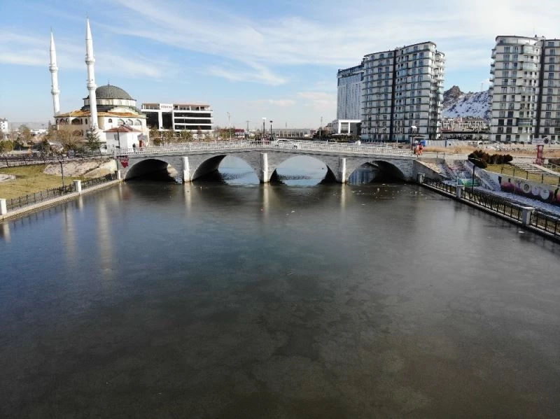 Afyonkarahisar’ın simgesi Akarçay dondu

