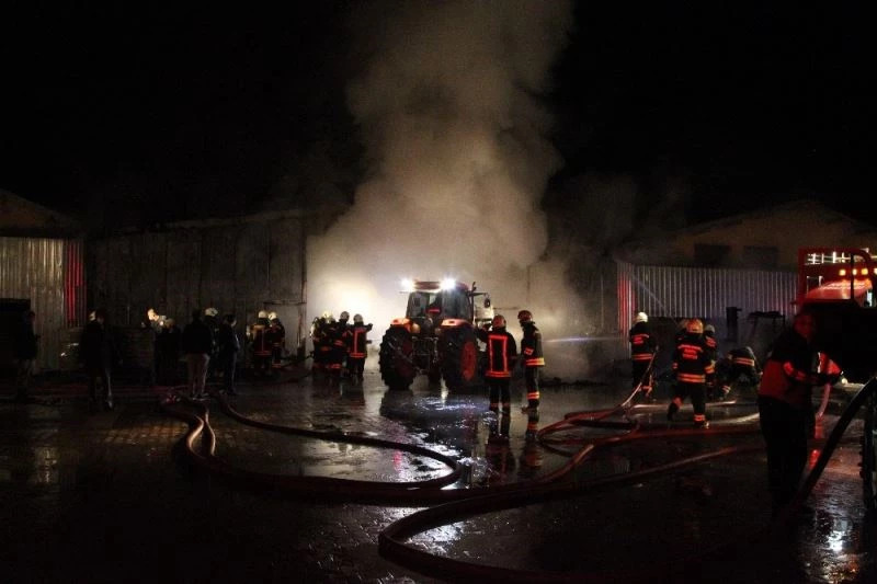 Elektrik kontağı tavuk çiftliğini yaktı
