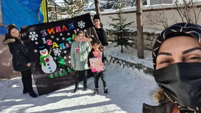 Minikler İlk Karnelerini Fedakâr Öğretmenlerinden Aldılar
