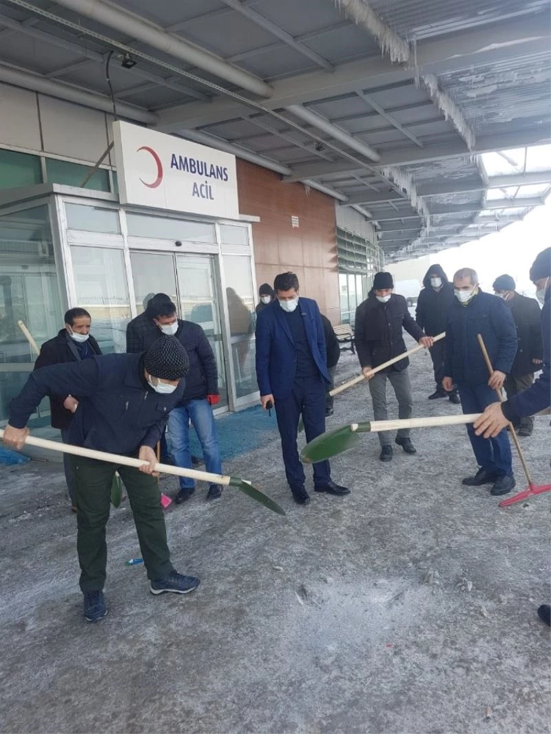 Ağrı’da eksi 32 derecede kazma ve küreklerle kar temizleme çalışması yaptılar
