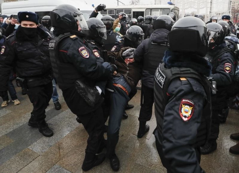 Rusya genelinde binlerce muhalif Navalny için sokaklarda
