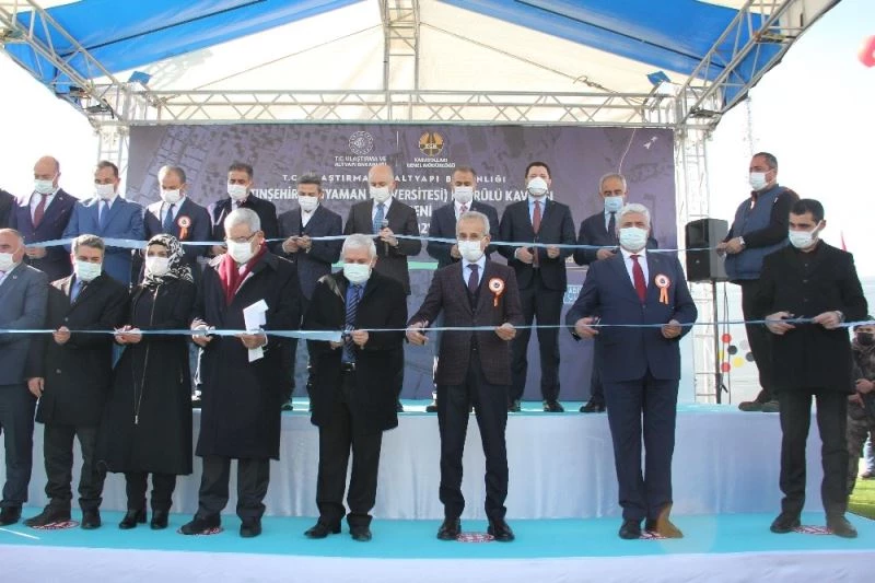 Bakan Karaismailoğlu: “Dağları tünellerle deliyor, nehirleri köprülerle aşıyoruz”
