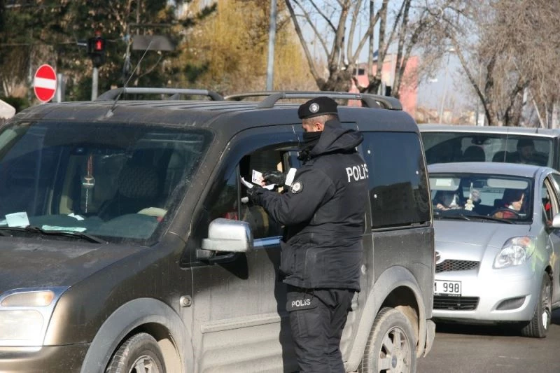 Polis kısıtlamanın sorunsuz sürmesi için yoğun mesai harcıyor
