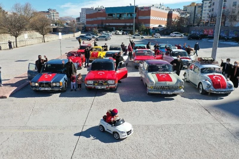 Klasik otomobiller müzikli kortejle eğlendirdi
