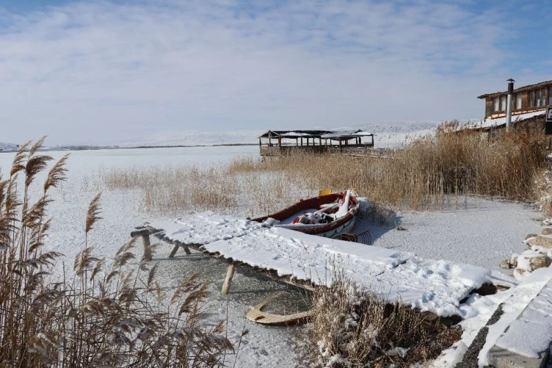 Kısmen buz tutan gölde doyumsuz manzara

