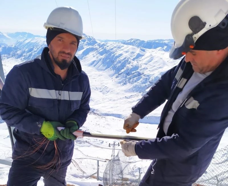 VEDAŞ ekibi elektrik arızasını gidermeye devam ediyor
