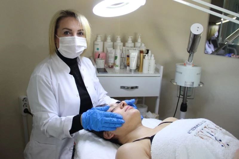 Uzmanından “Gıda maddelerini yüzünüze sürmeyin” uyarısı
