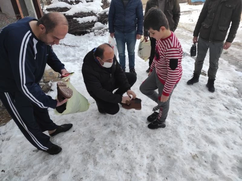 Şehitlerin emaneti olan çocukları üşümesin diye kışlık mont ve bot dağıttılar
