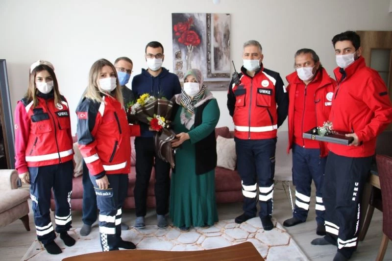 Elazığ depreminin simge isimlerinden Azize Çelik’i, ilk müdahaleyi yapan ekip ziyaret etti
