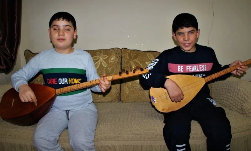 Görme engelli kardeşler azimleriyle örnek oluyor
