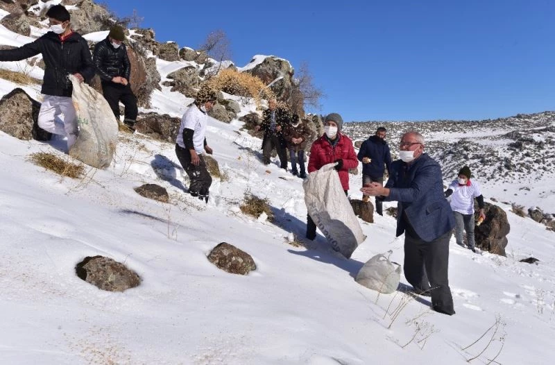 Vangölü aktivistleri Süphan Dağı eteklerine yaban hayvanları için yem bıraktı
