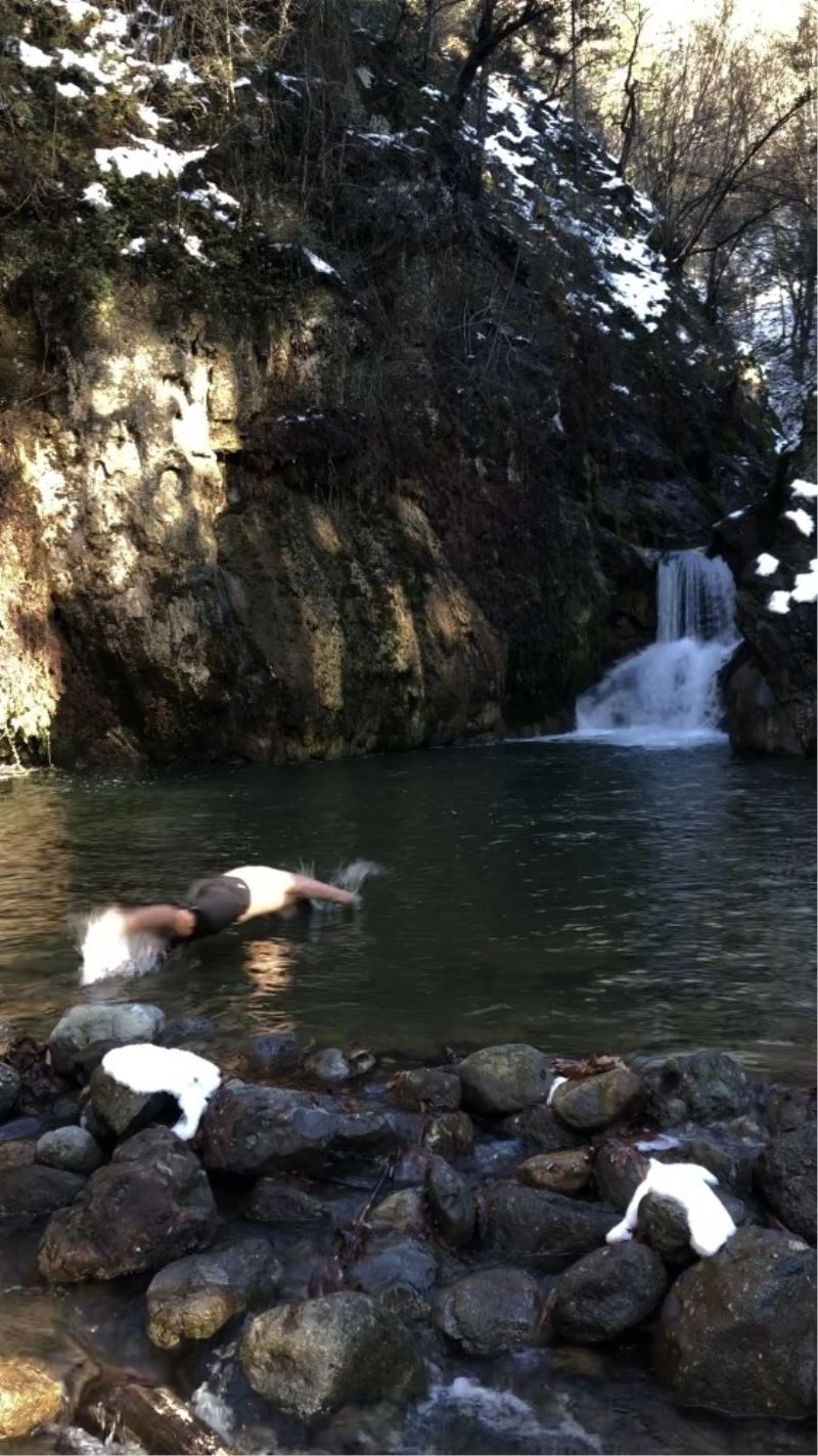 Kahvesini yudumlayıp buz gibi suya atladı
