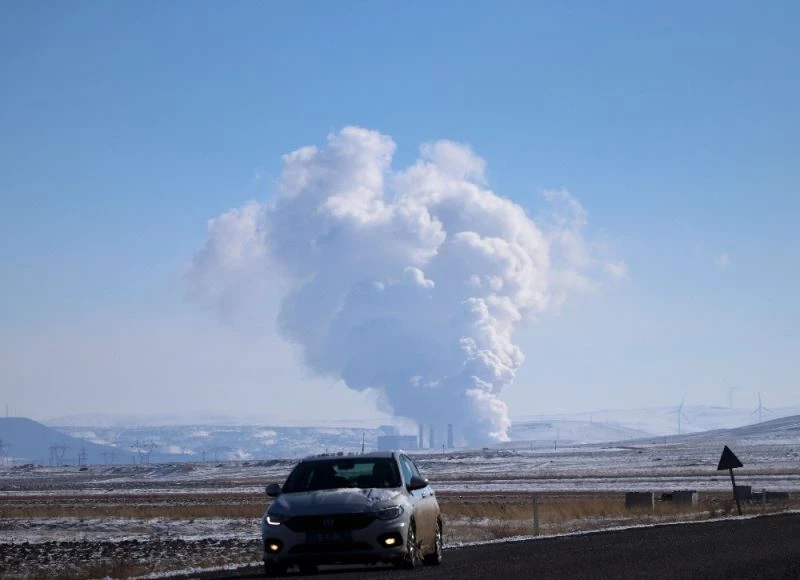 Zeminden yükselen yoğun duman yanardağı andırıyor
